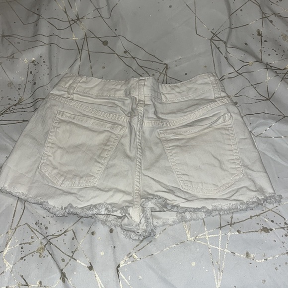 Mossimo White Denim Distressed Shorts Size 5 - Picture 3 of 4